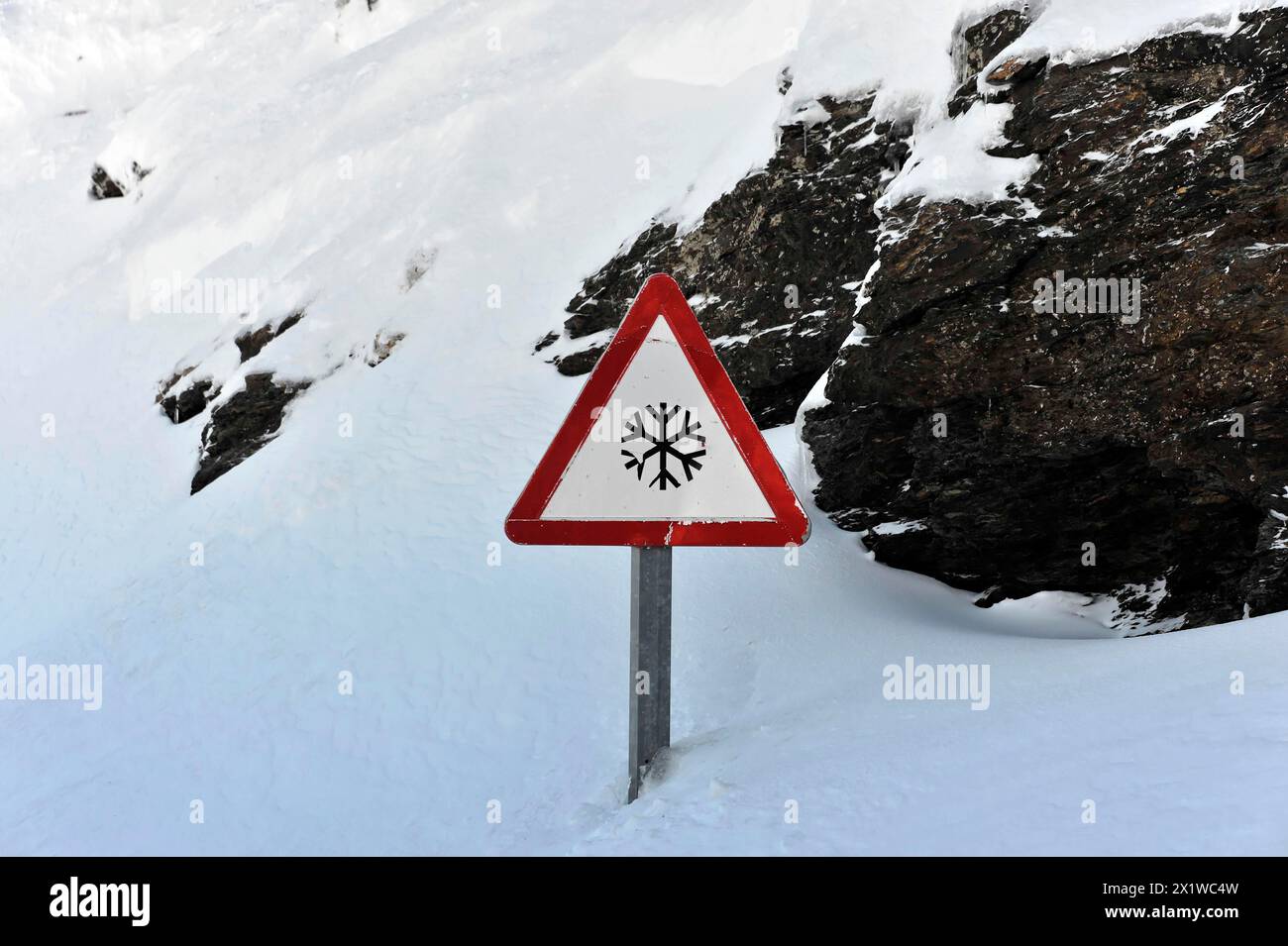 Montagnes en Andalousie, chaîne de montagnes avec de la neige, près de Pico del Veleta, 3392m, Gueejar-Sierra, Parc National de la Sierra Nevada, signalisation routière Banque D'Images