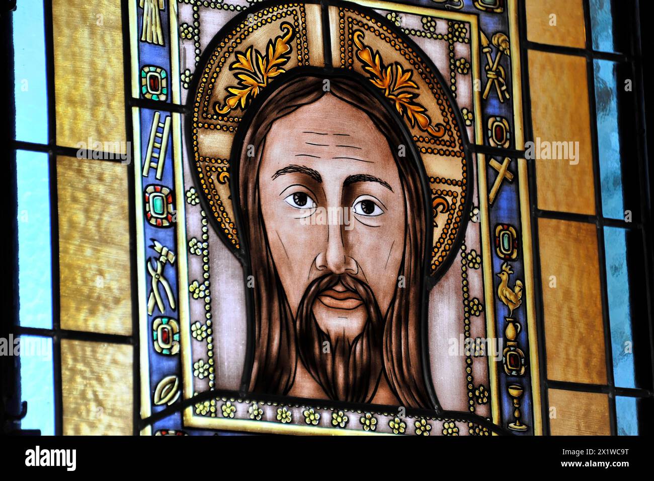 Castillo de Santa Catalina à Jaen, vitrail montrant Jésus avec une expression faciale sérieuse et des décorations symboliques, Grenade Banque D'Images