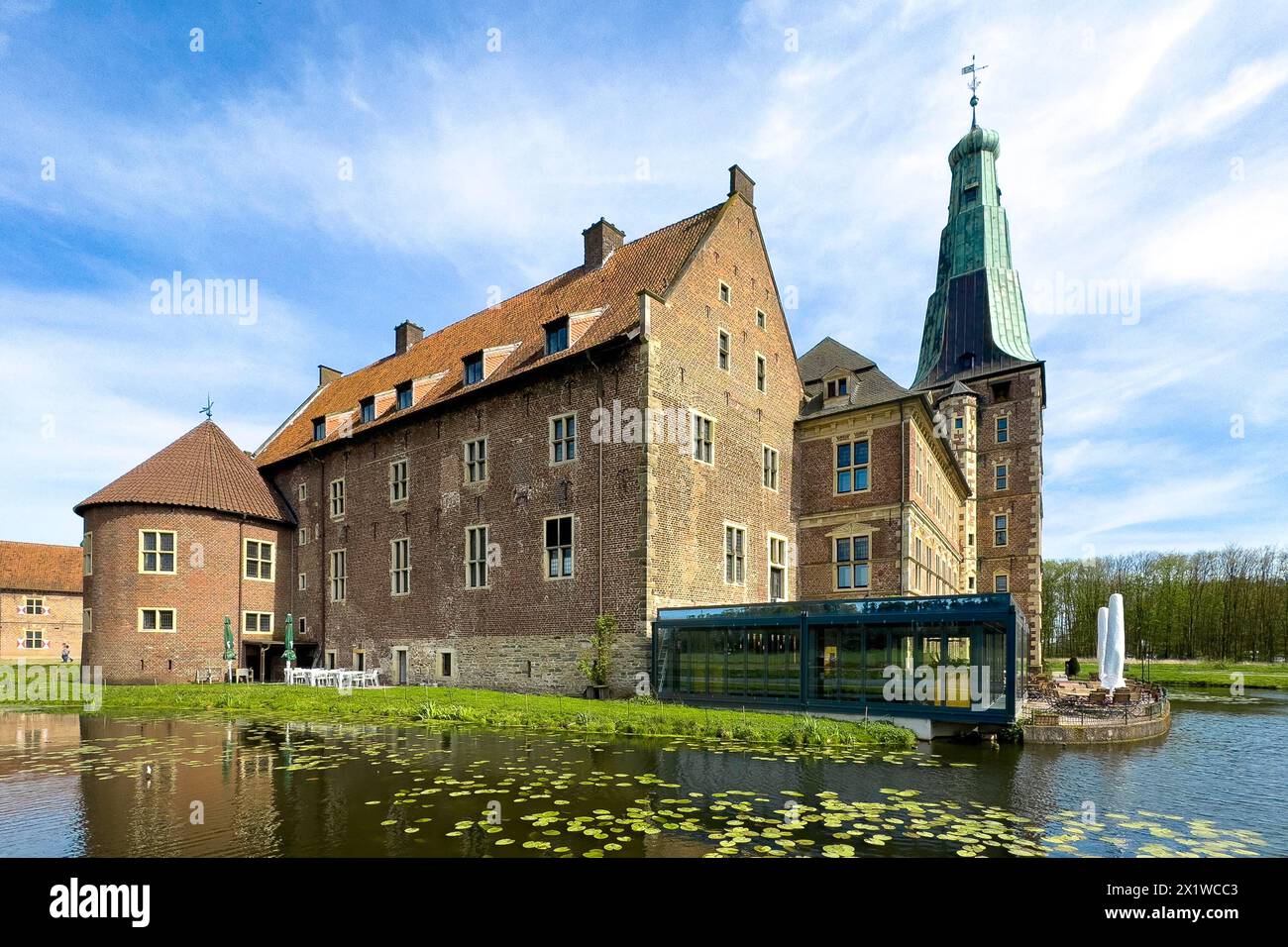 Vue sur de larges douves au château historique de douves depuis le château Renaissance de Raesfeld, nénuphars au premier plan, Freiheit Raesfeld, Muensterland Banque D'Images