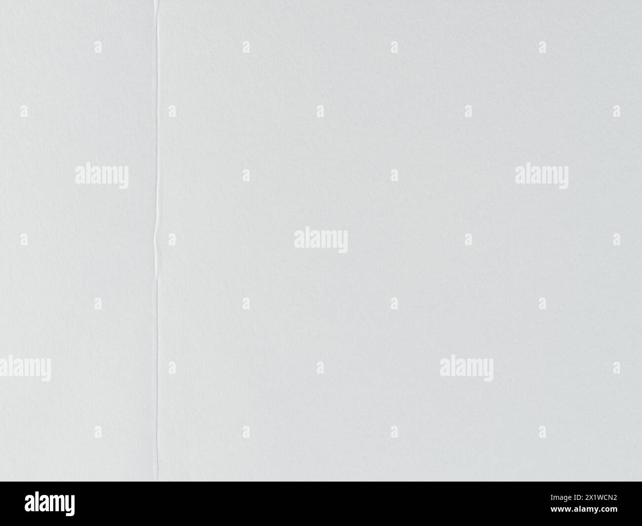 Texture de page de papier blanc avec ligne de pliage vue rapprochée Banque D'Images