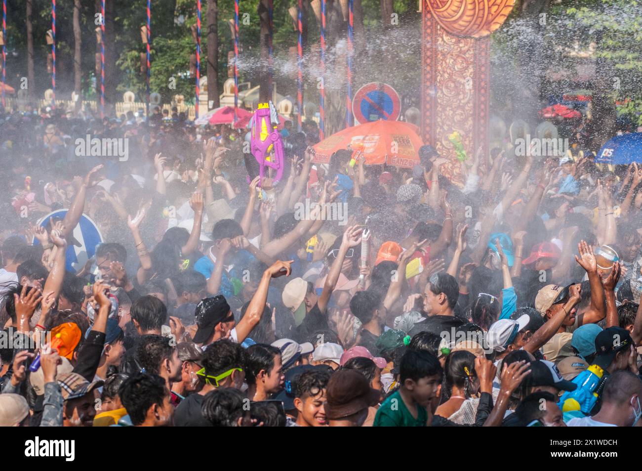 Une foule dense est pulvérisée avec de l'eau pendant le festival du nouvel an cambodgien. Wat Phnom, Phnom Penh, Cambodge. © Kraig Lieb Banque D'Images