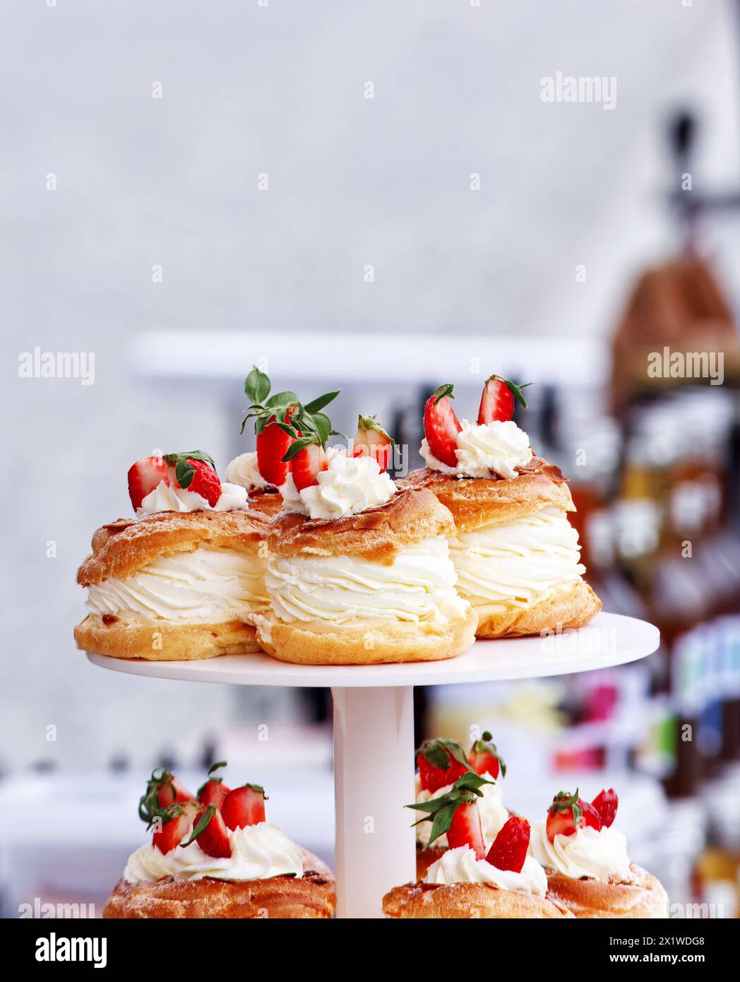 Gros plan de couronnes avec de la crème de jaune d'oeuf, de la crème fouettée et des fraises fraîches au marché des agriculteurs de rue dans le centre-ville de Prague, en République tchèque. Gros plan, copier l'espace Banque D'Images