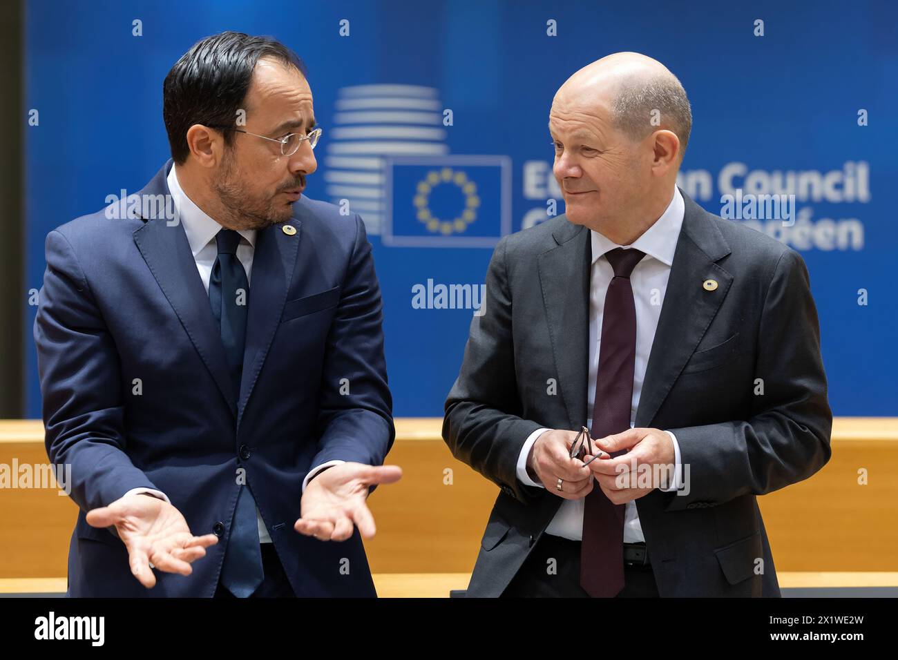 Bruxelles, Belgique. 17 avril 2024. Le chancelier allemand Olaf Scholz (à droite) s’entretient avec le président chypriote Nikos Christodoulides lors du sommet spécial de l’UE à Bruxelles, Belgique, le 17 avril 2024. Crédit : Meng Dingbo/Xinhua/Alamy Live News Banque D'Images