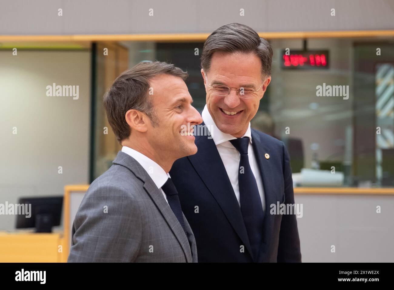 Bruxelles, Belgique. 17 avril 2024. Le président français Emmanuel Macron (à gauche) et le premier ministre néerlandais Mark Rutte assistent au sommet spécial de l’UE à Bruxelles, en Belgique, le 17 avril 2024. Crédit : Meng Dingbo/Xinhua/Alamy Live News Banque D'Images