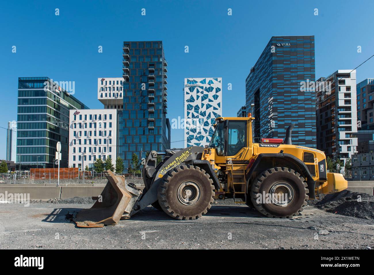 Excavatrice devant le Barcode Project Oslo, bâtiment résidentiel et commercial moderne, quartier de Bjorvika, Oslo, Norvège Banque D'Images