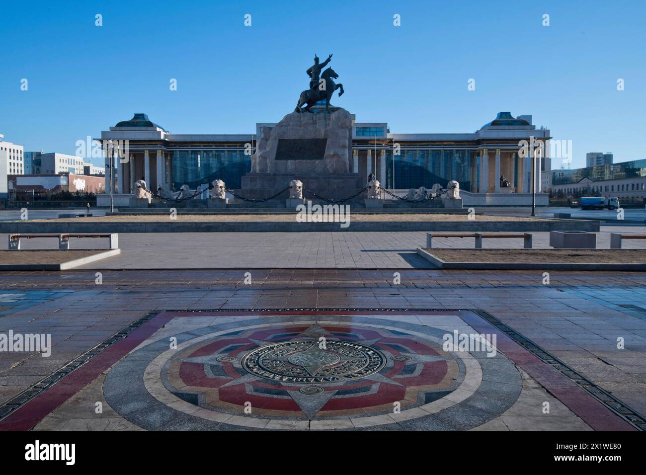 Palais du gouvernement mongol, palais de l'État, bâtiment du parlement avec statue de Gengis Khan dans la capitale Oulan-Bator, Mongolie Banque D'Images