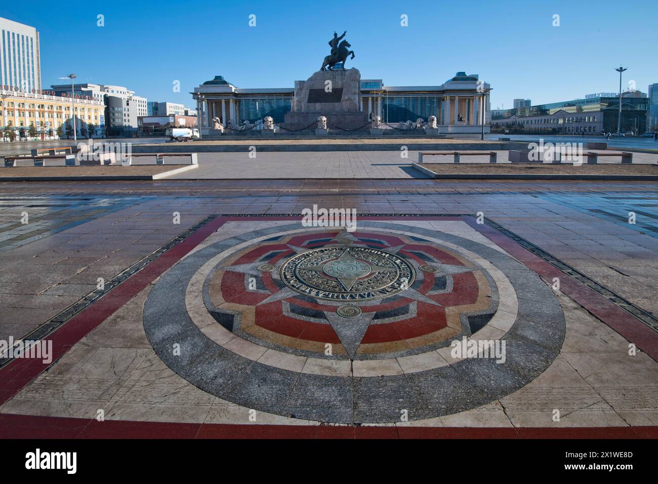 Palais du gouvernement mongol, palais de l'État, bâtiment du parlement avec statue de Gengis Khan dans la capitale Oulan-Bator, Mongolie Banque D'Images