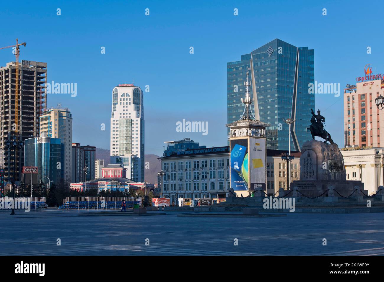 Boom de construction à Oulan Bator, bureau de poste, statue de Damdin Suekhbaatar sur la place Sukhbaatar, place Chinggis dans la capitale Oulan Bator, Oulan Bator Banque D'Images