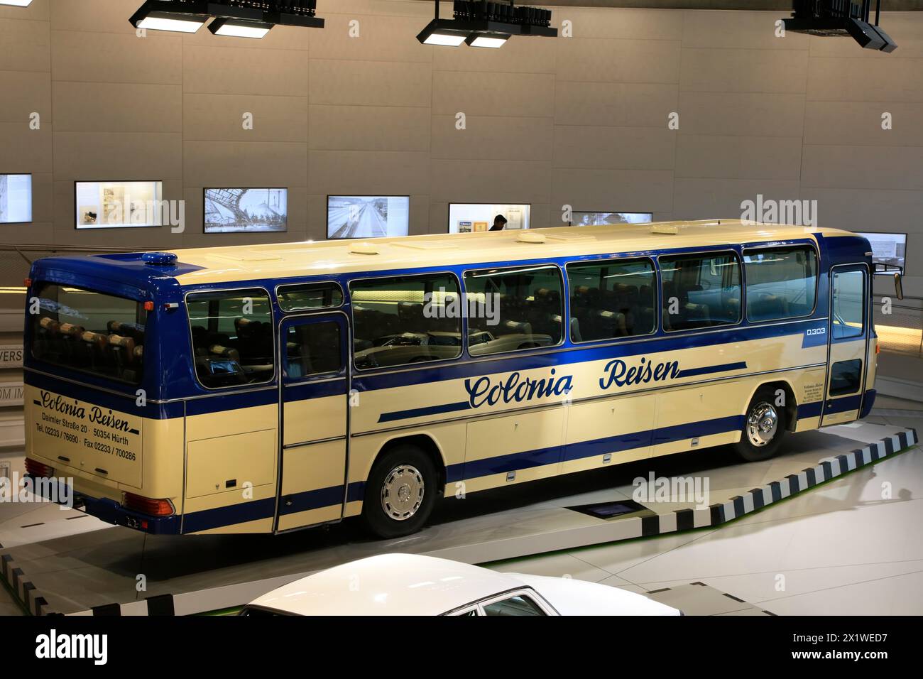 Mercedes-Benz O 303 car de tourisme, Musée Mercedes-Benz, Stuttgart, Bade-Wuerttemberg, Allemagne Banque D'Images