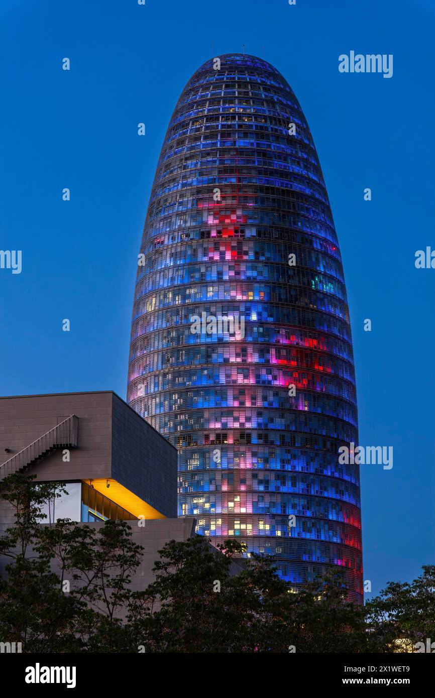 L'immeuble de bureaux Torre Glories et le musée Disseny Hub à l'heure bleue à Barcelone, Espagne Banque D'Images