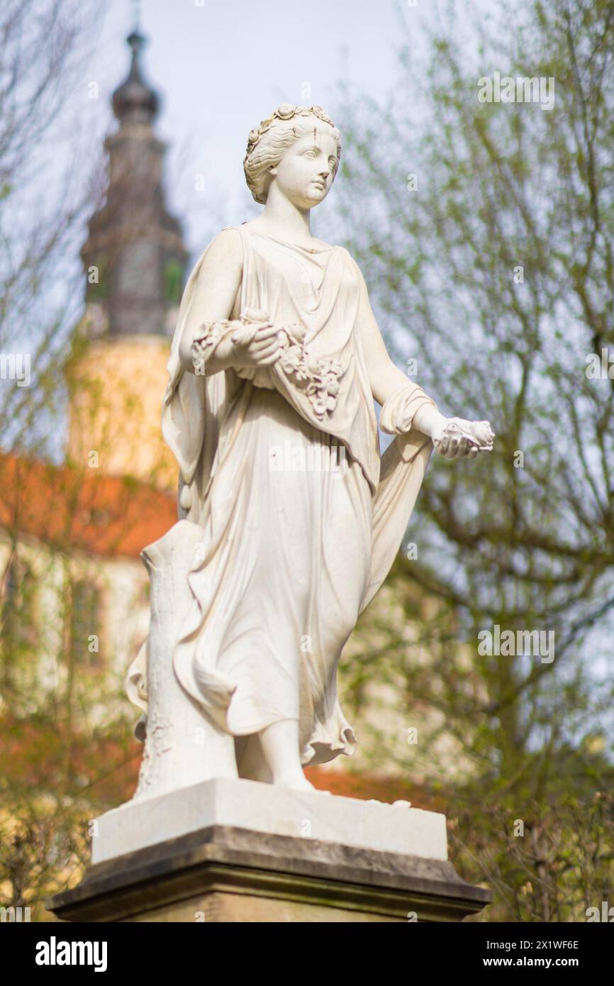 Parc du château de Weesenstein. La déesse romaine des fleurs Flora (déesse des fleurs et de la floraison) réalisée en 1861 par le sculpteur saxon Wolf von Hoyer Banque D'Images