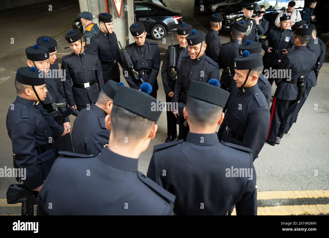 Caserne de Wellington, Londres, Royaume-Uni. 18 avril 2024. Les signaux Gurkha de la reine reçoivent leur inspection d'aptitude au rôle pour s'assurer qu'ils sont prêts à assumer les fonctions publiques cérémonielles gardant Buckingham Palace, la Tour de Londres, le Palais St James et le Château de Windsor. Sous la direction de la Division des ménages, ils ont fait l'objet d'inspections rigoureuses et de pratiques de forage pour les élever au niveau le plus élevé. Ils mettent tout ce qu'ils ont appris et répété en pratique alors qu'ils font face à leur Fit for Role inspection sur le terrain de la parade de la caserne Wellington inspecté par le major de brigade, l'adjudant London Banque D'Images