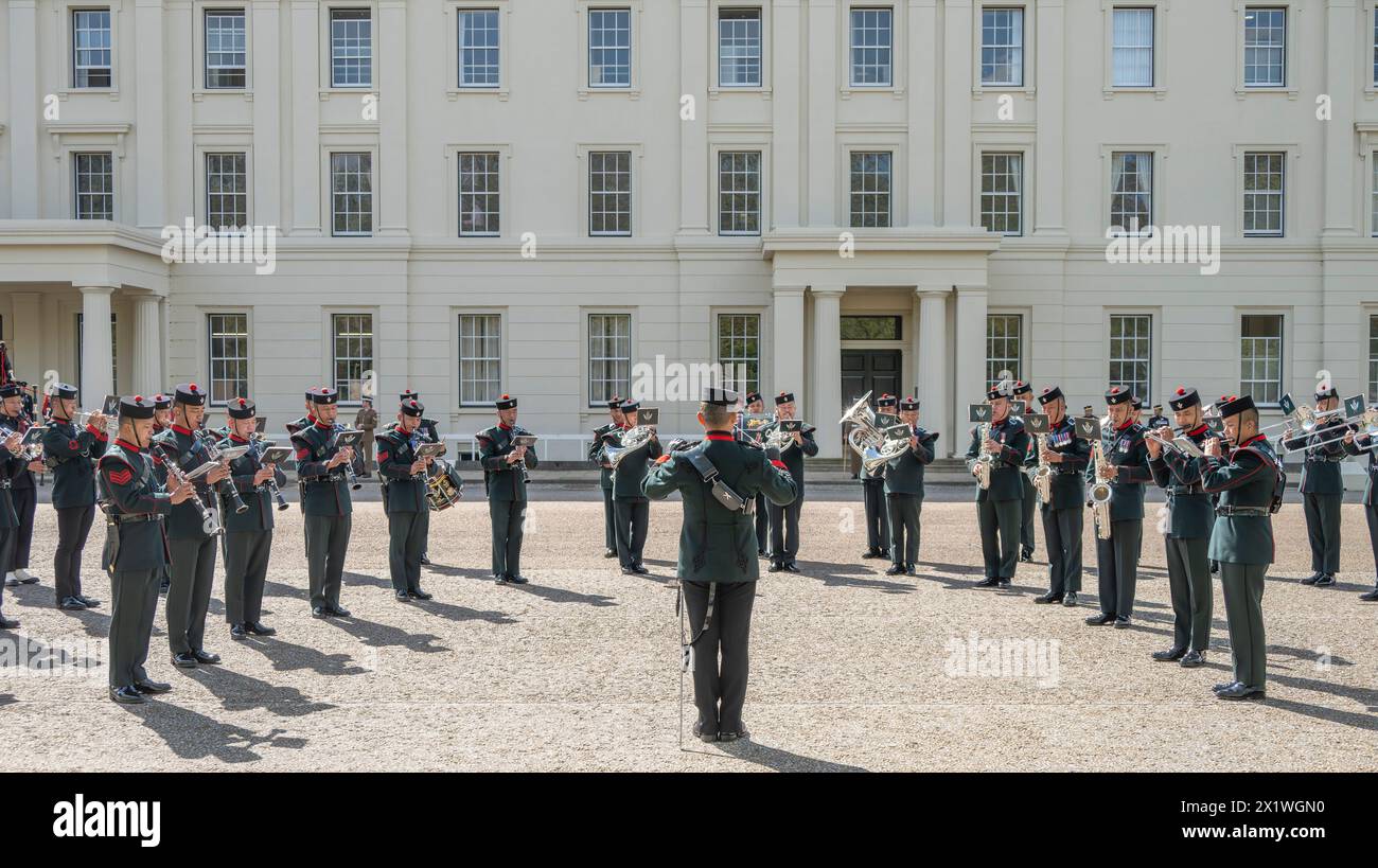 Caserne de Wellington, Londres, Royaume-Uni. 18 avril 2024. Les signaux Gurkha de la reine reçoivent leur inspection d'aptitude au rôle pour s'assurer qu'ils sont prêts à assumer les fonctions publiques cérémonielles gardant Buckingham Palace, la Tour de Londres, le Palais St James et le Château de Windsor. Sous la direction de la Division des ménages, ils ont fait l'objet d'inspections rigoureuses et de pratiques de forage pour les élever au niveau le plus élevé. Ils mettent tout ce qu'ils ont appris et répété en pratique alors qu'ils font face à leur Fit for Role inspection sur le terrain de la parade de la caserne Wellington inspecté par le major de brigade, l'adjudant London Banque D'Images