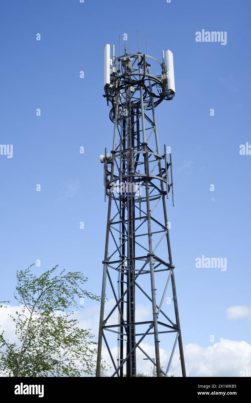 Mât émetteur de télécommunications pour les entreprises de téléphonie mobile pour transmettre des données et des appels à travers les réseaux Banque D'Images