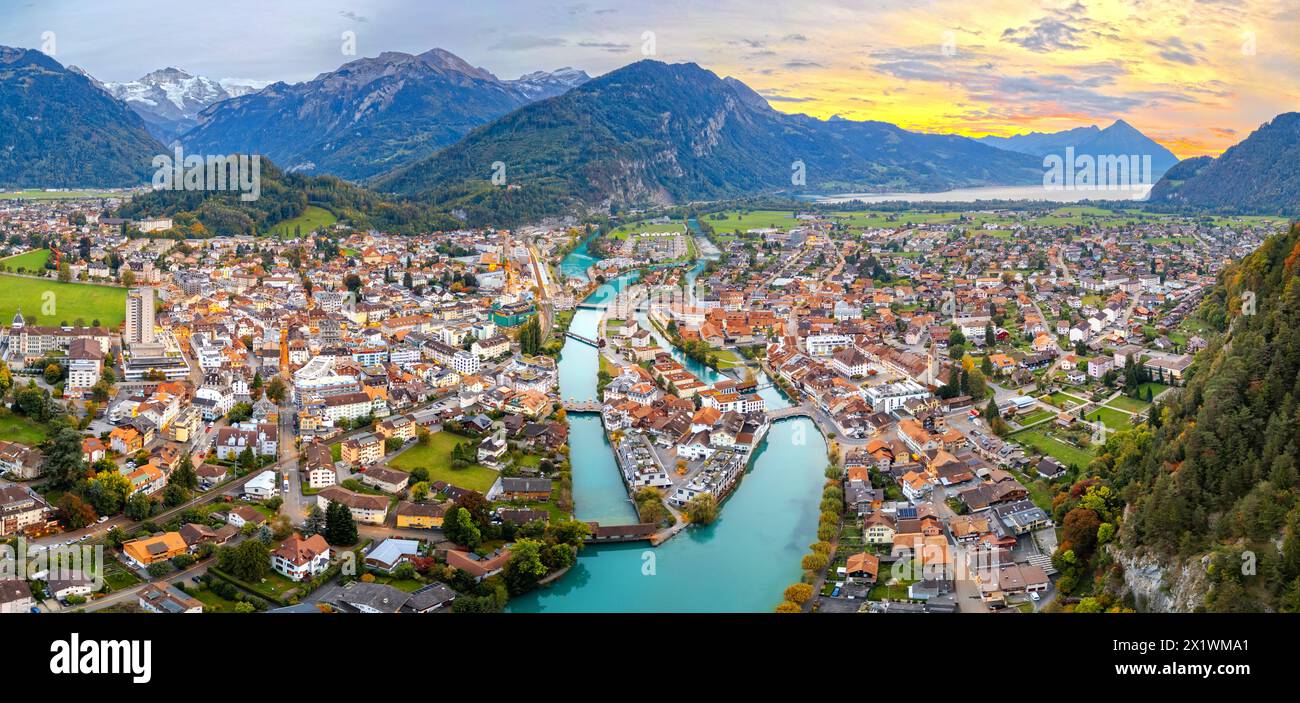 Interlaken, Suisse surplombant la rivière Aar au crépuscule. Banque D'Images