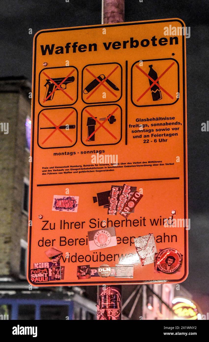 Waffen verboten- Verbotstafel auf der Reeperbahn à Hambourg . *** Armes interdites sur la Reeperbahn à Hambourg Banque D'Images