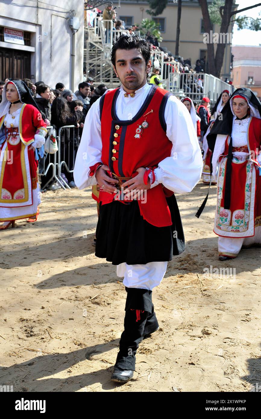Defile en costume traditionnel sarde Photo Stock Alamy