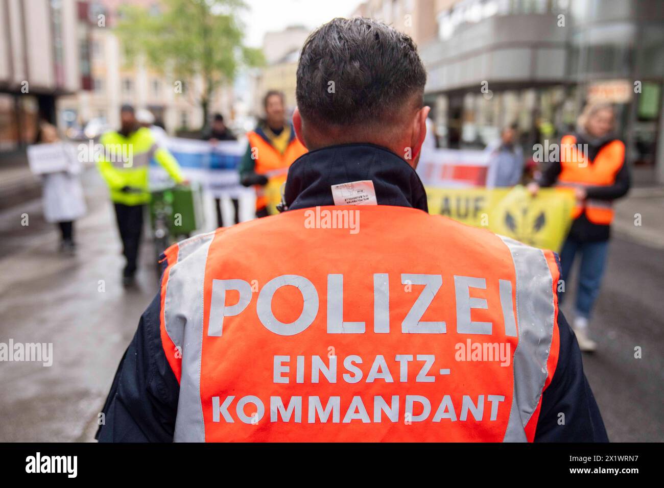 Linz, Österreich. 18. Avril 2024. Polizei BEI einer Aktion von Klimaaktivisten der Gruppe Letzte Generation Österreich BEI einem Protest auf der Dametzstraße. Haute-Autriche *** Linz, Autriche 18 avril 2024 la police lors d'une action des activistes climatiques du groupe Letzte Generation Österreich lors d'une manifestation sur Dametzstraße haute-Autriche Banque D'Images