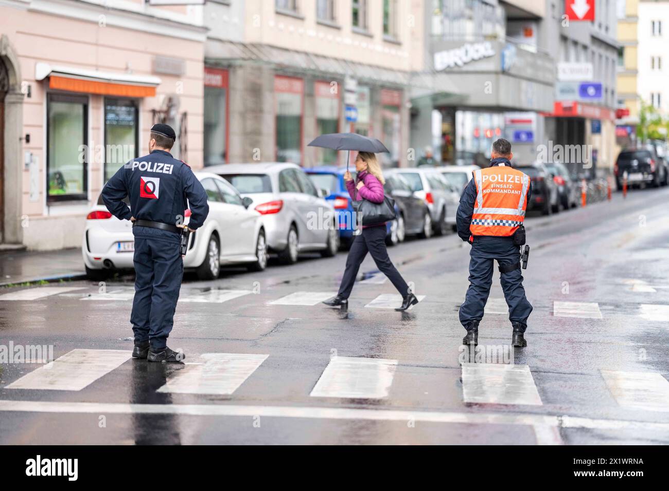 Linz, Österreich. 18. Avril 2024. Polizei BEI einer Aktion von Klimaaktivisten der Gruppe Letzte Generation Österreich BEI einem Protest auf der Dametzstraße. Haute-Autriche *** Linz, Autriche 18 avril 2024 la police lors d'une action des activistes climatiques du groupe Letzte Generation Österreich lors d'une manifestation sur Dametzstraße haute-Autriche Banque D'Images