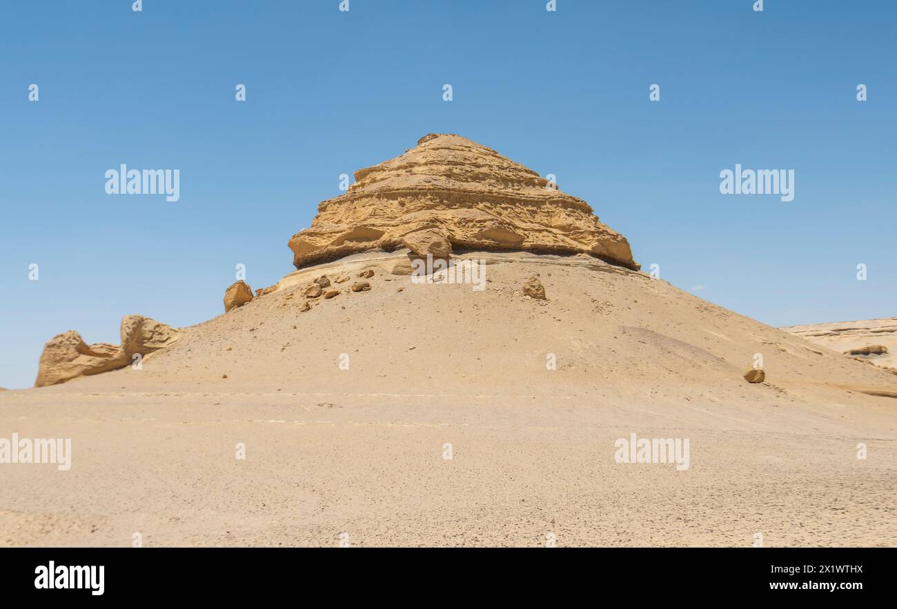 Paysage vue panoramique du désert occidental désertique en Égypte avec formations rocheuses géologiques de grès de montagne Banque D'Images