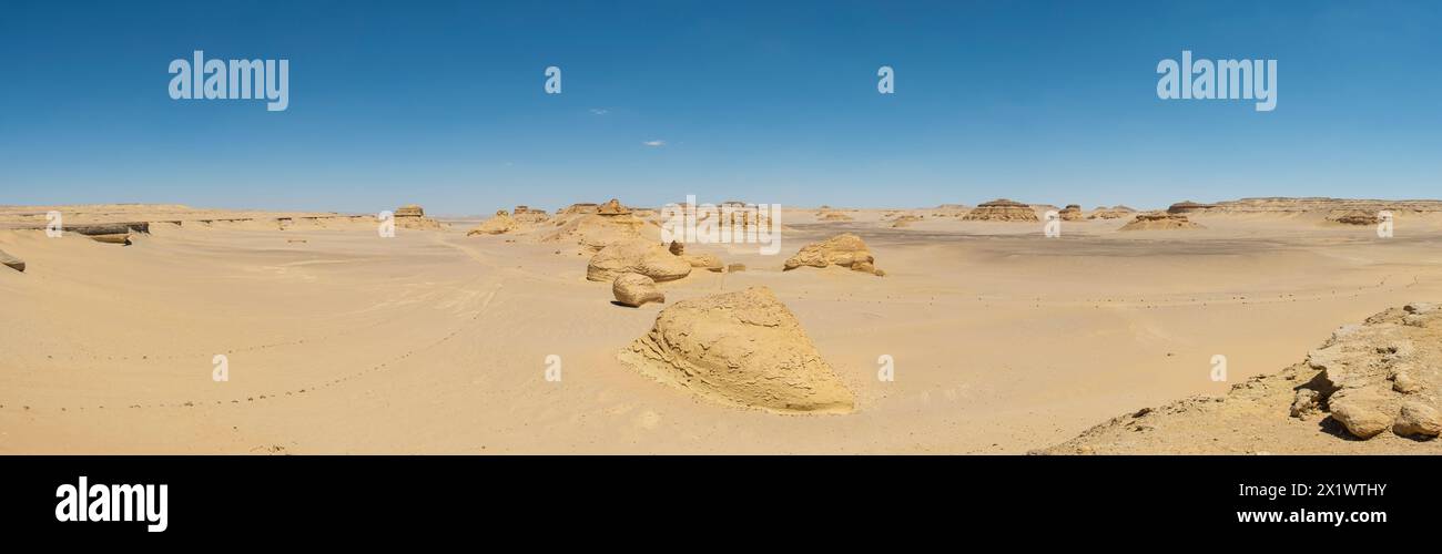 Paysage vue panoramique du désert occidental désertique en Égypte avec formations rocheuses géologiques de grès de montagne Banque D'Images