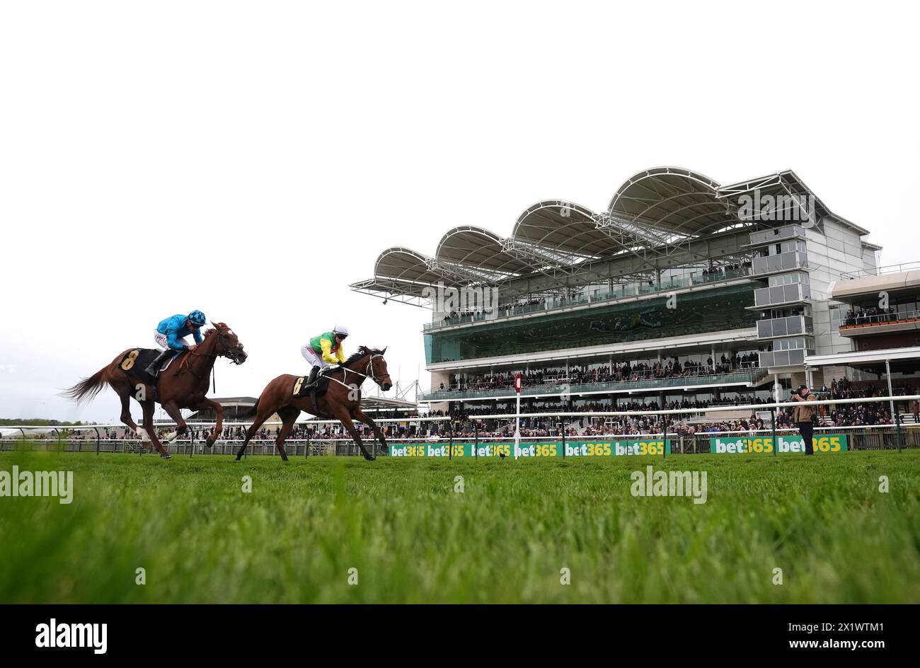 Rolica monté par le jockey Hollie Doyle (à droite) sur leur chemin pour remporter les pieux de Rossdales Maiden Fillies avec Vicario monté par le jockey Tom Marquand (à gauche) deuxième le troisième jour du meeting bet365 Craven à l'hippodrome de Newmarket. Date de la photo : jeudi 18 avril 2024. Banque D'Images