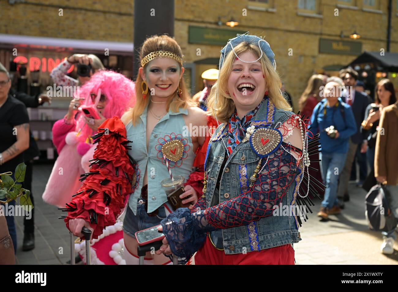 The London Colour Walk Un groupe comme la chanson va des adeptes dévoués de la mode descendent sur Londres Royaume-Uni pour la Colour Walk mensuelle. Les événements ont été l'idée de Sue Kreitzman, 83 ans, New Yorkaise, connue par ses amis de la Reine de la couleur en raison de ses tenues lumineuses et élégantes. L'extravagance de la mode a lieu le quatrième jeudi du mois au marché Old Spitalfields près de Liverpool Street. Lodon UK Copyright : xMartinxDaltonx Colourwalk 180424 MD 008 Banque D'Images