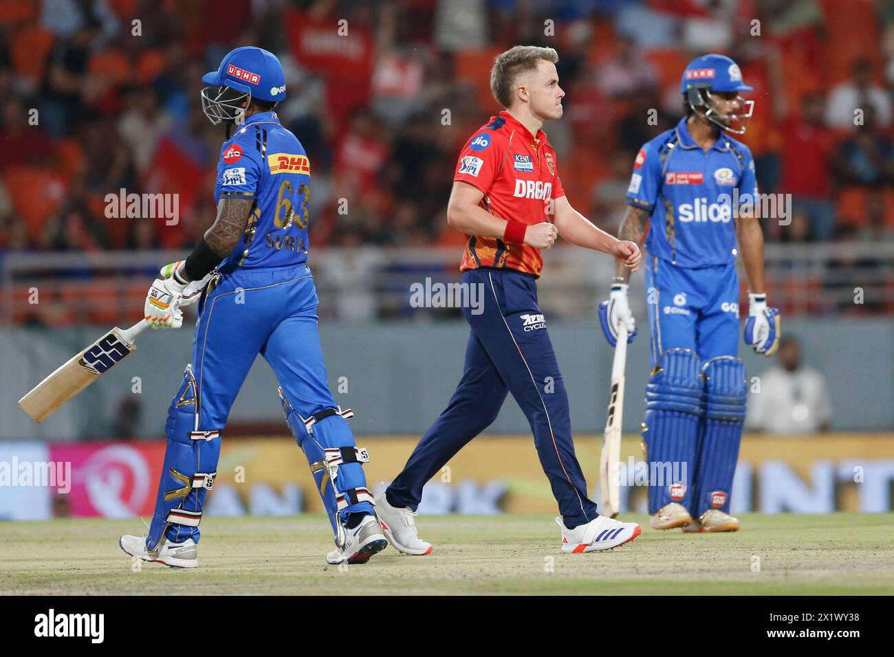 Punjab Kings' Sam Curran, centre, celebrates the dismissal of Mumbai Indians' Suryakumar Yadav , left, during the Indian Premier League cricket match between Punjab Kings' and Mumbai Indians' in Mullanpur ,India, Thursday, April 18, 2024.(AP Photo/ Surjeet Yadav)) Banque D'Images
