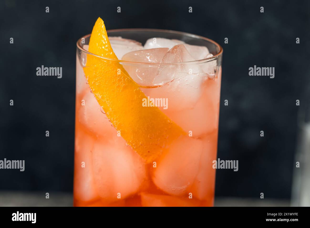 Cocktail rafraîchissant Americano Negroni avec Gin et Orange Banque D'Images