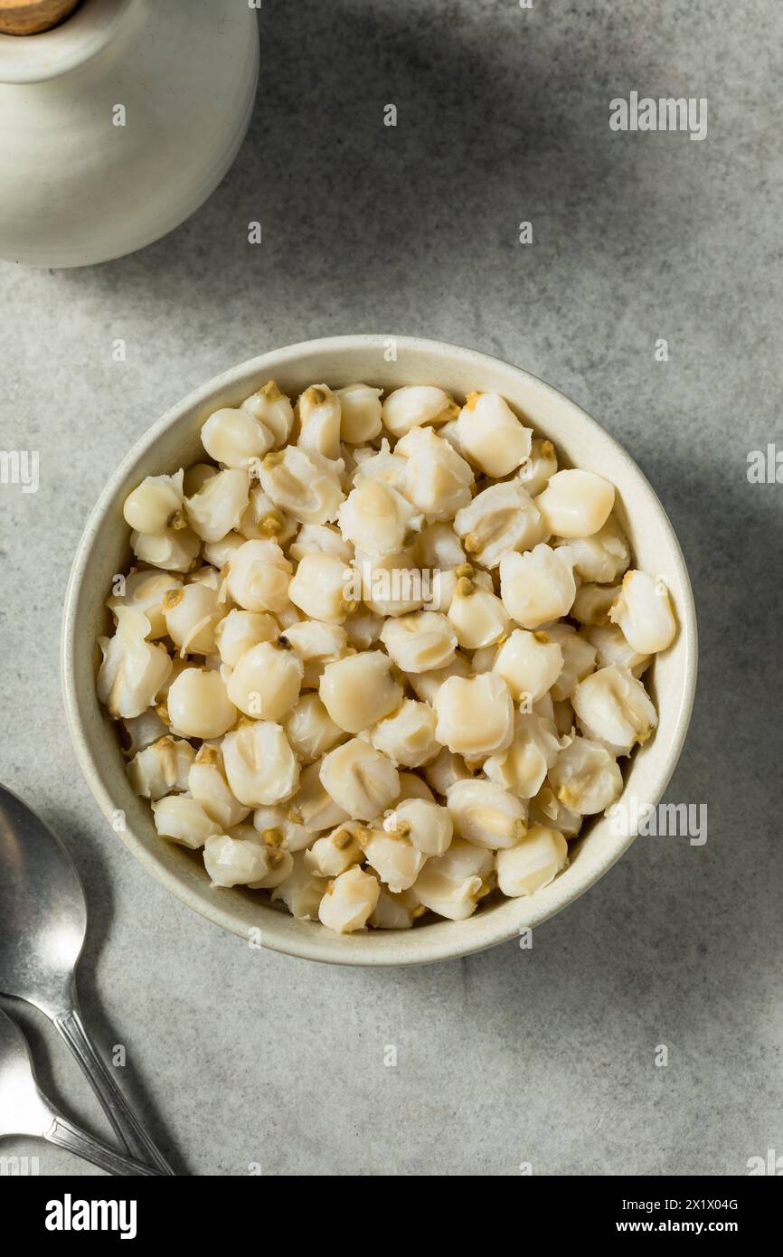 Maïs Hominy blanc cuit cru dans un bol Banque D'Images