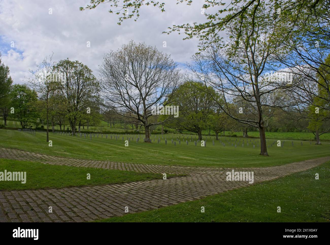 Orglandes, France - 18 avril 2024 : ce cimetière de guerre allemand à Orglandes contient les tombes d'environ 10000 soldats tués pendant la seconde Guerre mondiale. Su Banque D'Images
