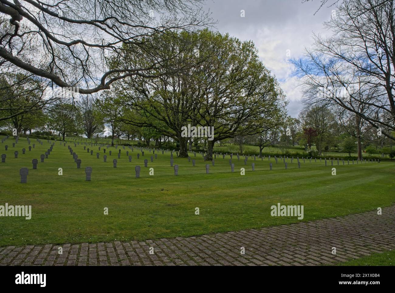 Orglandes, France - 18 avril 2024 : ce cimetière de guerre allemand à Orglandes contient les tombes d'environ 10000 soldats tués pendant la seconde Guerre mondiale. Su Banque D'Images