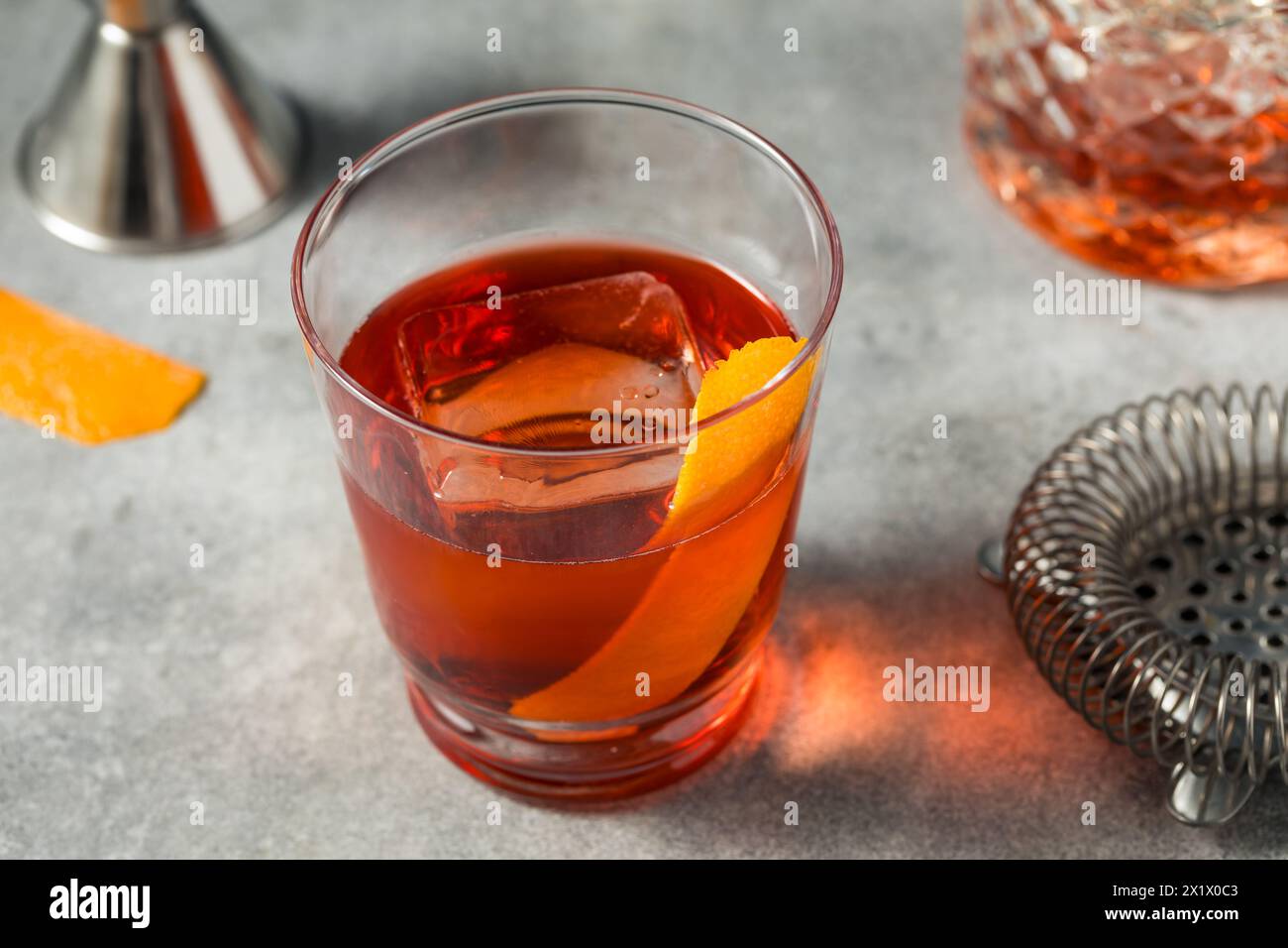 Cocktail rafraîchissant Cold Boozy Boulevardier avec Bourbon et Orange Banque D'Images