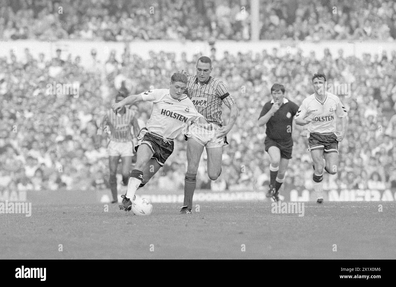 Paul Gascoigne a sa chemise tirée par Vinnie Jones (Sheffield United) Tottenham Hotspur contre Sheffield United 20 Oct 1990 Banque D'Images