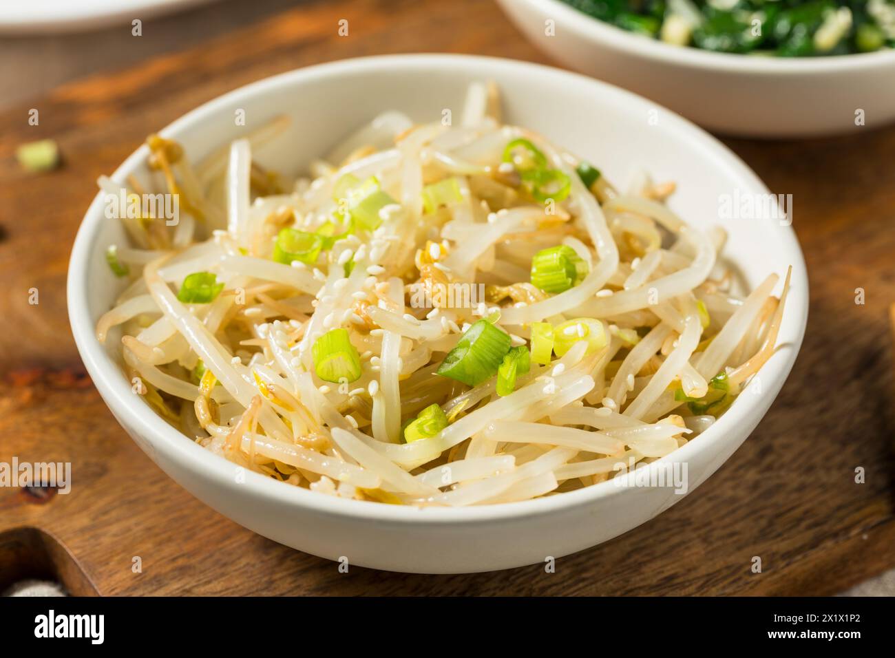 Coréen Mung Bean Sukjunamul Muchim banchan plat d'accompagnement Banque D'Images