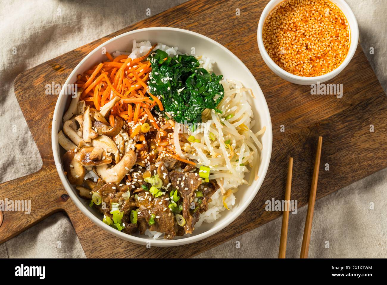 Copieux plat coréen Bibimbop avec des champignons de boeuf, des carottes et du riz Banque D'Images