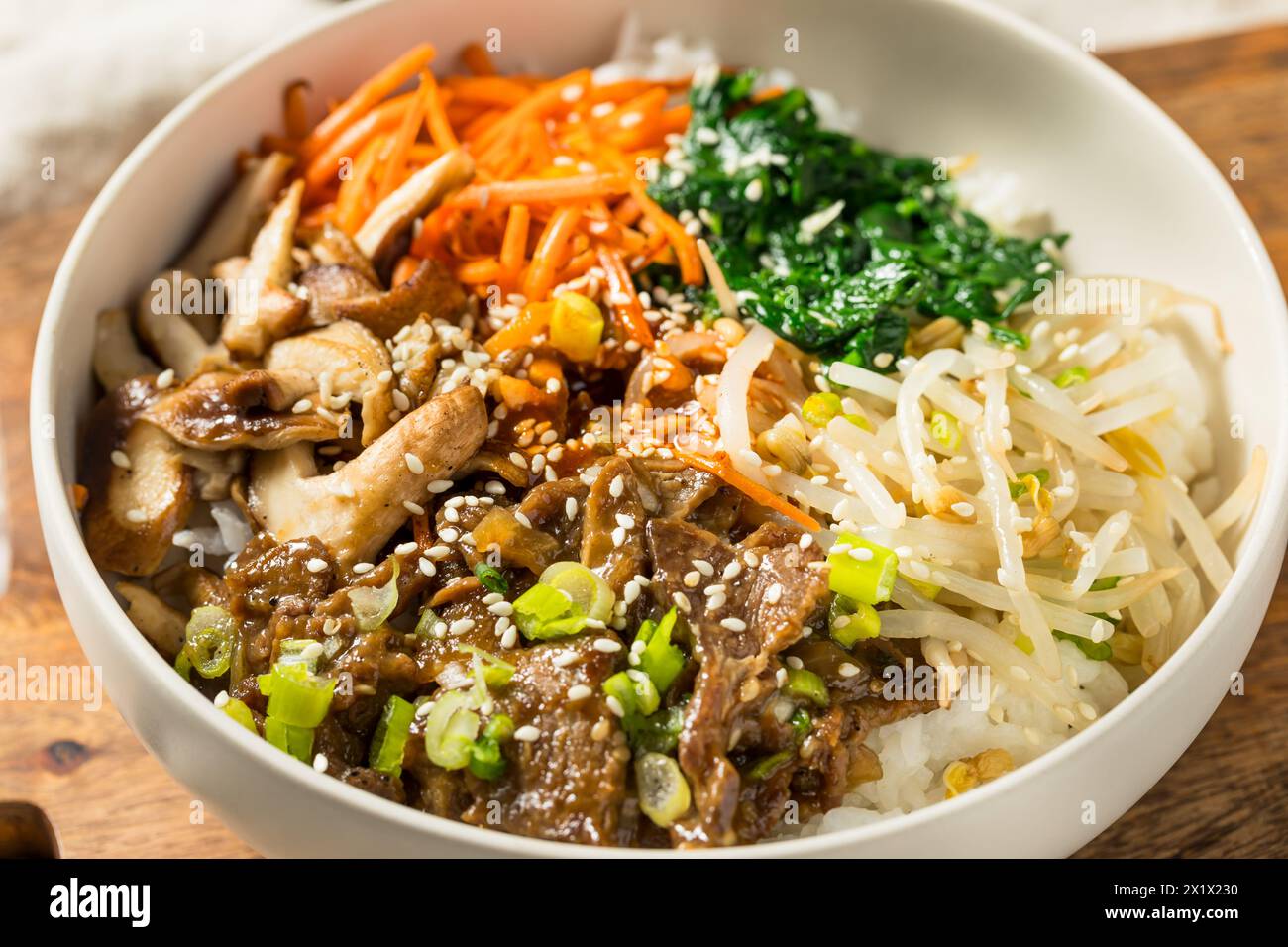 Copieux plat coréen Bibimbop avec des champignons de boeuf, des carottes et du riz Banque D'Images