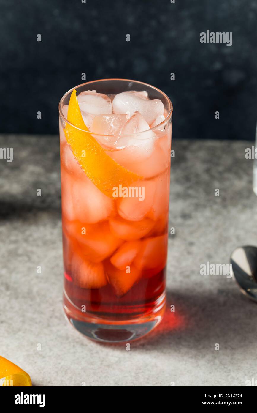 Cocktail rafraîchissant Americano Negroni avec Gin et Orange Banque D'Images