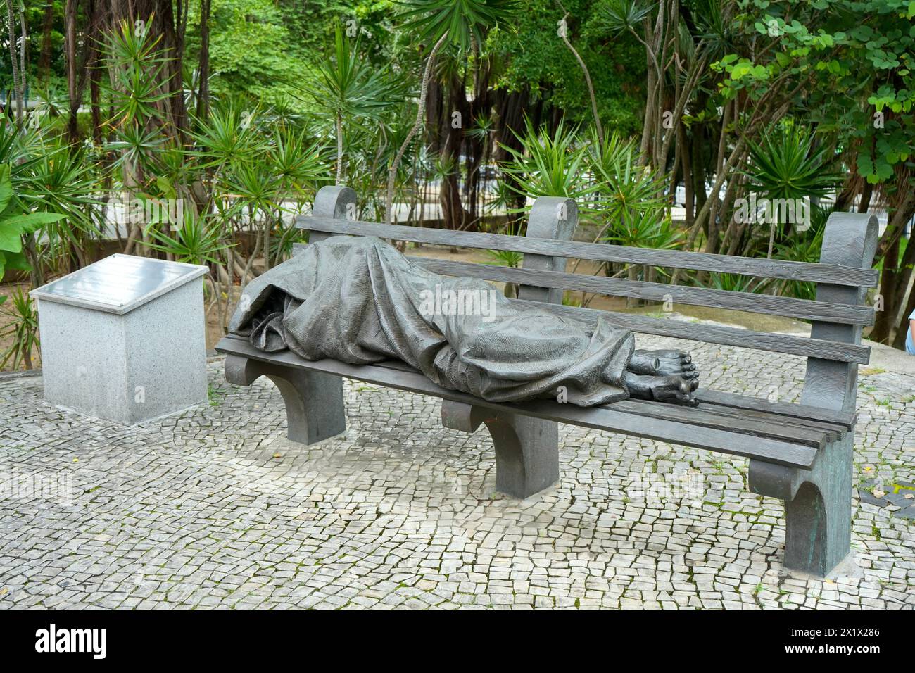 Statue de Jésus sans-abri par le sculpteur canadien Timothy P. Schmalz, à l'extérieur de la cathédrale de Rio de Janeiro. Banque D'Images