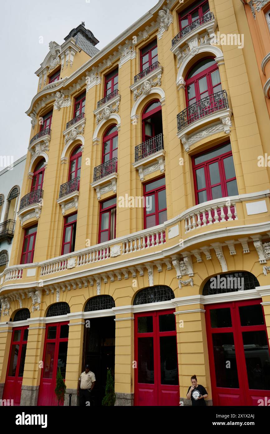 Bâtiment colonial coloré rouge et jaune. Banque D'Images