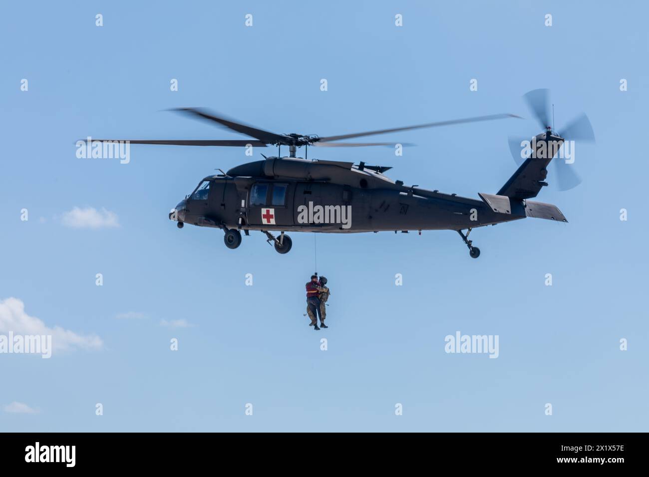 Hélicoptère Blackhawk faisant un ascenseur de sauvetage treuil Banque D'Images