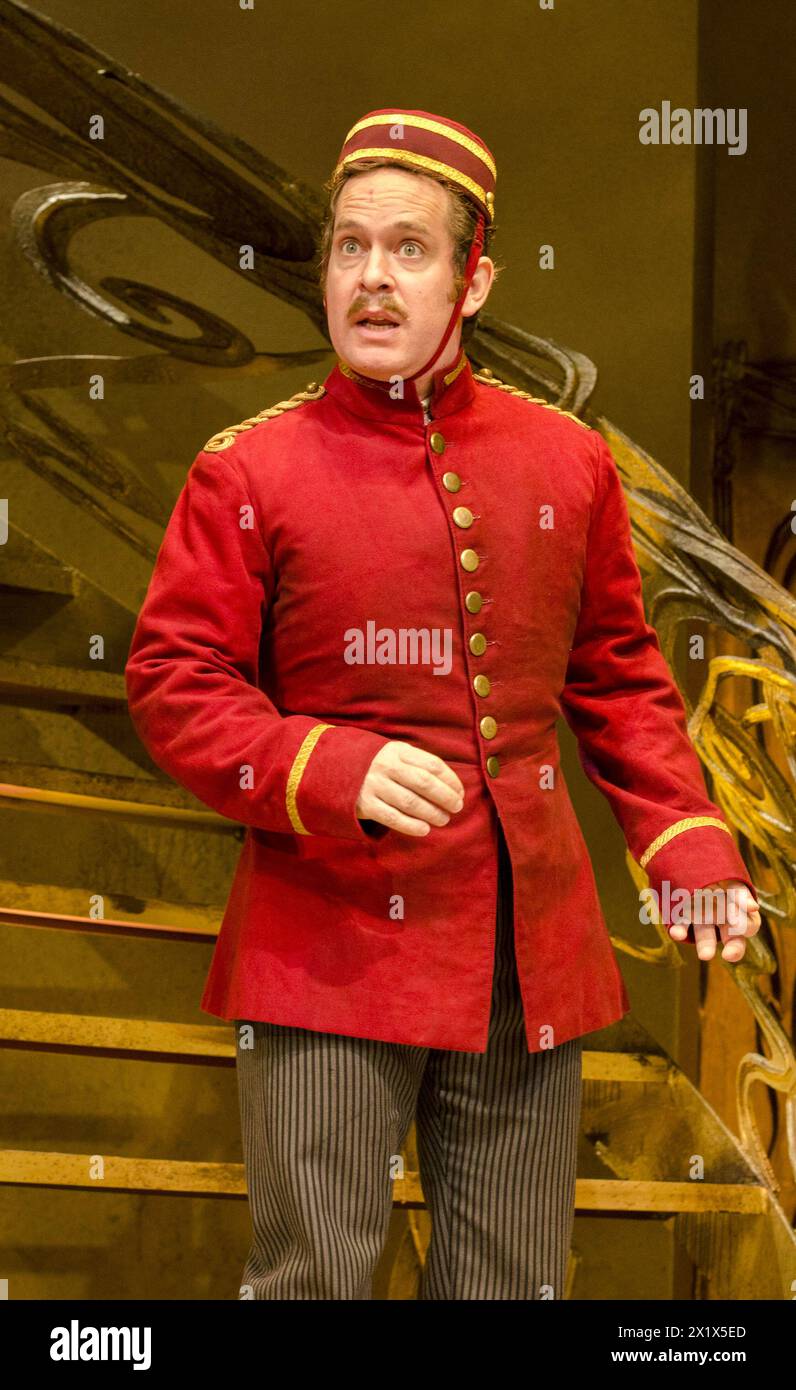 Tom Hollander (Victor Emmanuel Chandebise) dans Une PUCE À L'OREILLE par Feydeau au Old Vic, Londres SE1 14/12/2010 traduit par John Mortimer décor : Rob Howell costumes : Sue Blane éclairage : Mark Henderson réalisateur : Richard Eyre Banque D'Images