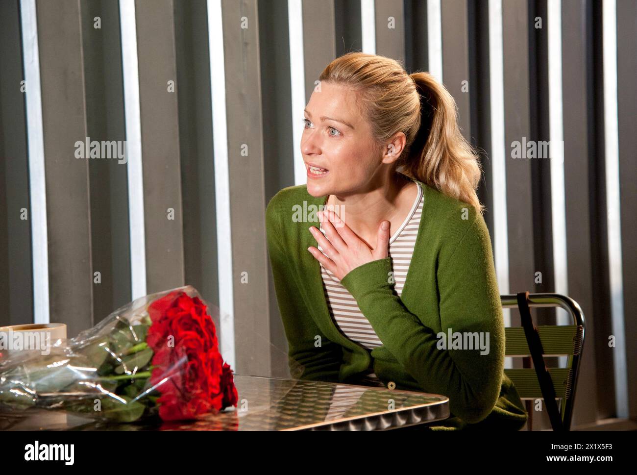 Sian Brooke (Steph) dans REASONS TO BE PRETTY de Neil LaBute au Almeida Theatre, Londres N1 17/11/2011 design : Soutra Gilmour éclairage : Mark Henderson réalisateur : Michael Attenborough Banque D'Images