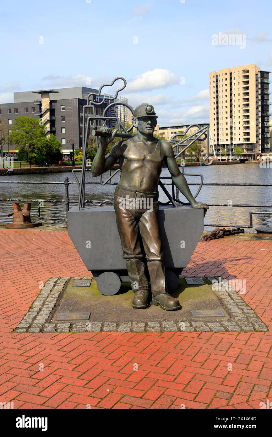 Statue grandeur nature en bronze d'un mineur de charbon - de Pit à Port - par l'artiste John Clinch, Britannia Quay. Cardiff Bay. Prise 2024 Banque D'Images