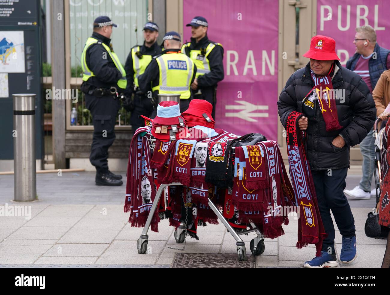 Un vendeur de foulards près du sol avant l'UEFA Europa League, quart de finale de deuxième manche au stade de Londres. Date de la photo : jeudi 18 avril 2024. Banque D'Images