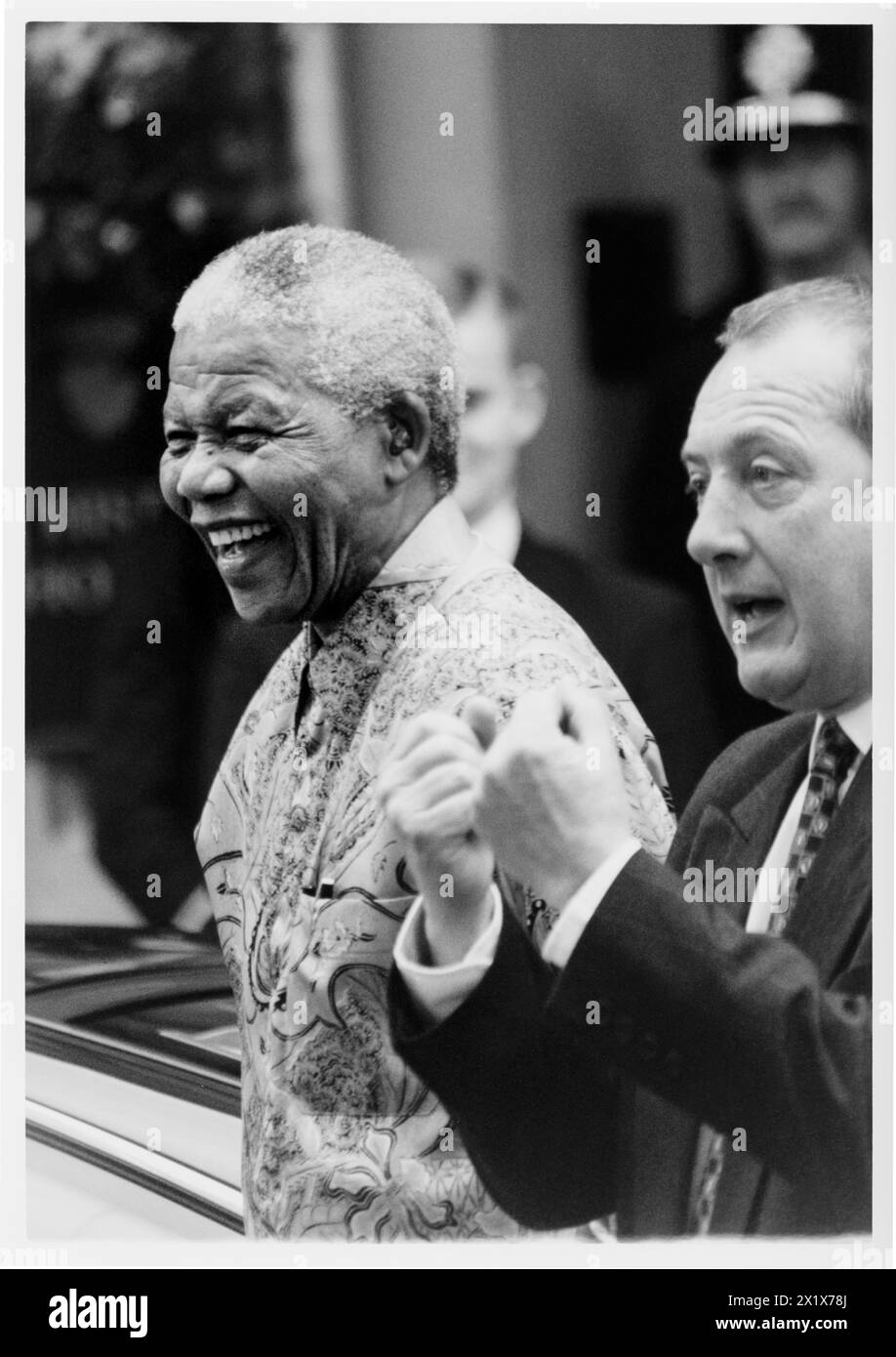 NELSON MANDELA, RÉUNION DU CONSEIL EUROPÉEN, CARDIFF, 1998 : le président sud-africain Nelson Mandela se rend à la réunion du Conseil européen à Cardiff, pays de Galles, Royaume-Uni, les 16 juin 1998. Sur cette photo, Nelson Mandela est accompagné du secrétaire d'État gallois Ron Davies du Parti travailliste. Photo : Rob Watkins Banque D'Images