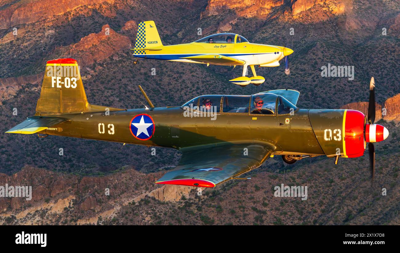 N469WT NANCHANG CHINA CJ-6A et N283CB Van RV-8 air à air au-dessus des montagnes Superstition Arizona Banque D'Images