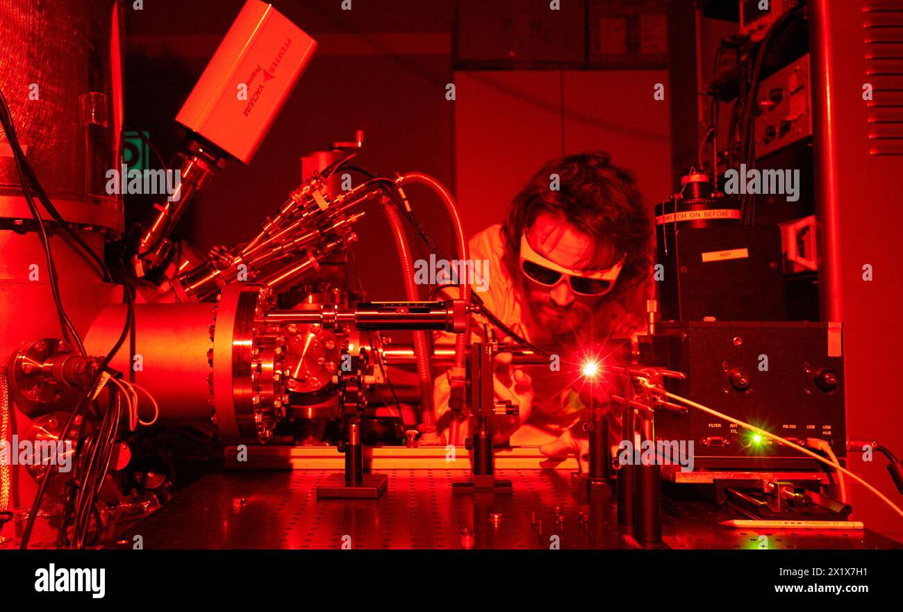 Recherche pour étudier les lois du magnétisme, de l'optique et de l'électronique à l'échelle des atomes et des molécules. Microscopie à balayage-sonde à basse température pour étudier les phénomènes quantiques de base derrière le comportement macroscopique de la matière et pour manipuler leurs composants atomiques de base. Microscope à effet tunnel à balayage pour mesurer les propriétés électroniques, mécaniques et optiques à l'échelle atomique. Nanotechnologie. Laboratoire. CIC nanoGUNE Nano science Cooperative Research Center. Donostia. San Sebastian. Gipuzkoa. Pays Basque. Espagne. Banque D'Images