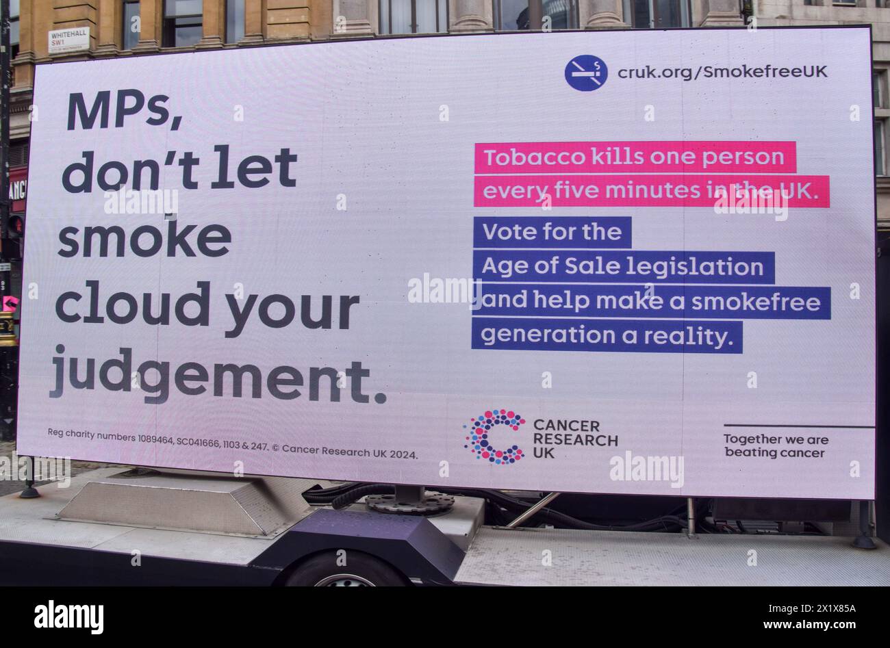 Londres, Angleterre, Royaume-Uni. 16 avril 2024. Un ad van avec un message de cancer Research UK exhortant les députés à soutenir le projet de loi passe à Whitehall alors que les députés votent sur un projet de loi qui interdirait à quiconque né après 2009 de pouvoir jamais acheter des cigarettes. (Crédit image : © Vuk Valcic/ZUMA Press Wire) USAGE ÉDITORIAL SEULEMENT! Non destiné à UN USAGE commercial ! Banque D'Images