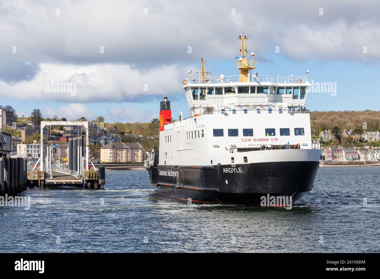 Caledonian MacBrayne MV Argyle quittant le quai de Rothesay, Isle of Bute, Firth of Clyde, Écosse, Royaume-Uni, montrant la rampe du véhicule Banque D'Images